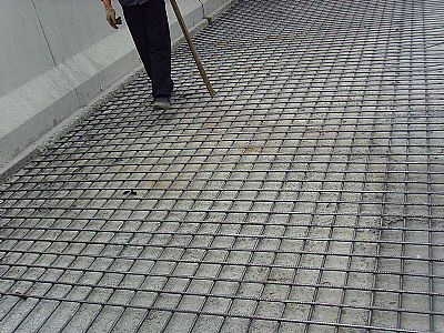 建筑網(wǎng)片來硬化地面起到修復(fù)公路地面的作用