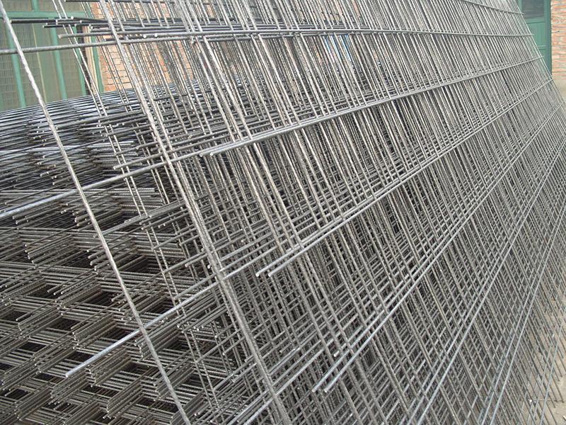 建筑商在工程地面使用建筑鋼絲網片施工