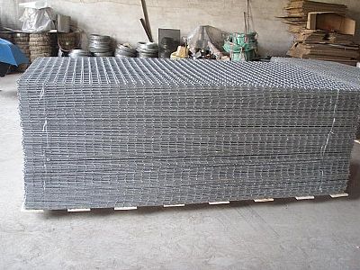 建筑鋼絲網(wǎng)片以優(yōu)質(zhì)的鋼絲、鍍鋅鋼絲等經(jīng)焊接機(jī)械加工而成