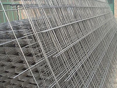 建筑商在工程地面使用建筑鋼絲網(wǎng)片施工